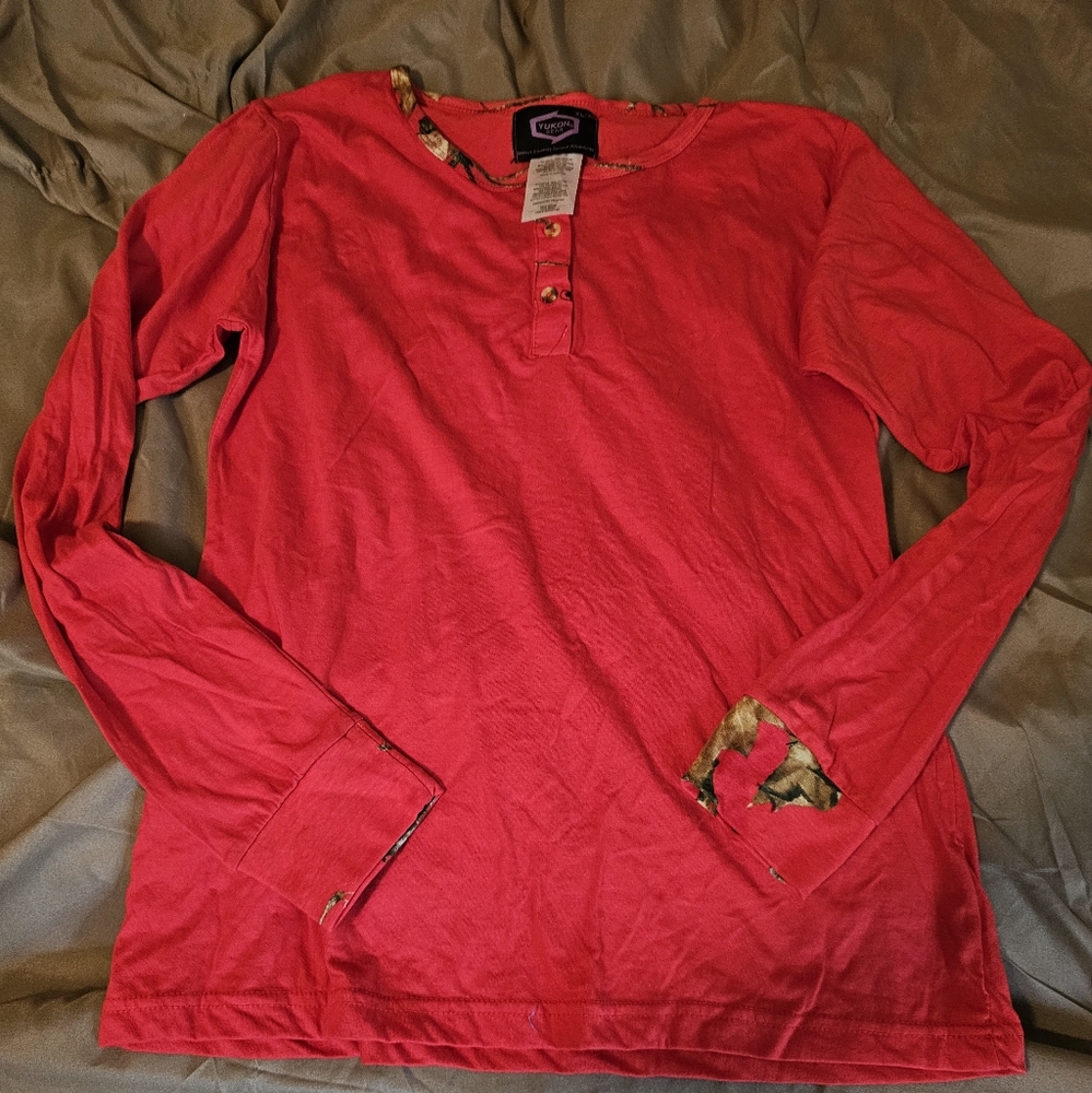 Womens red camo long sleeve shirt size XL